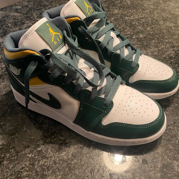 Nike Air Jordan’s size 6youth - Picture 3 of 6